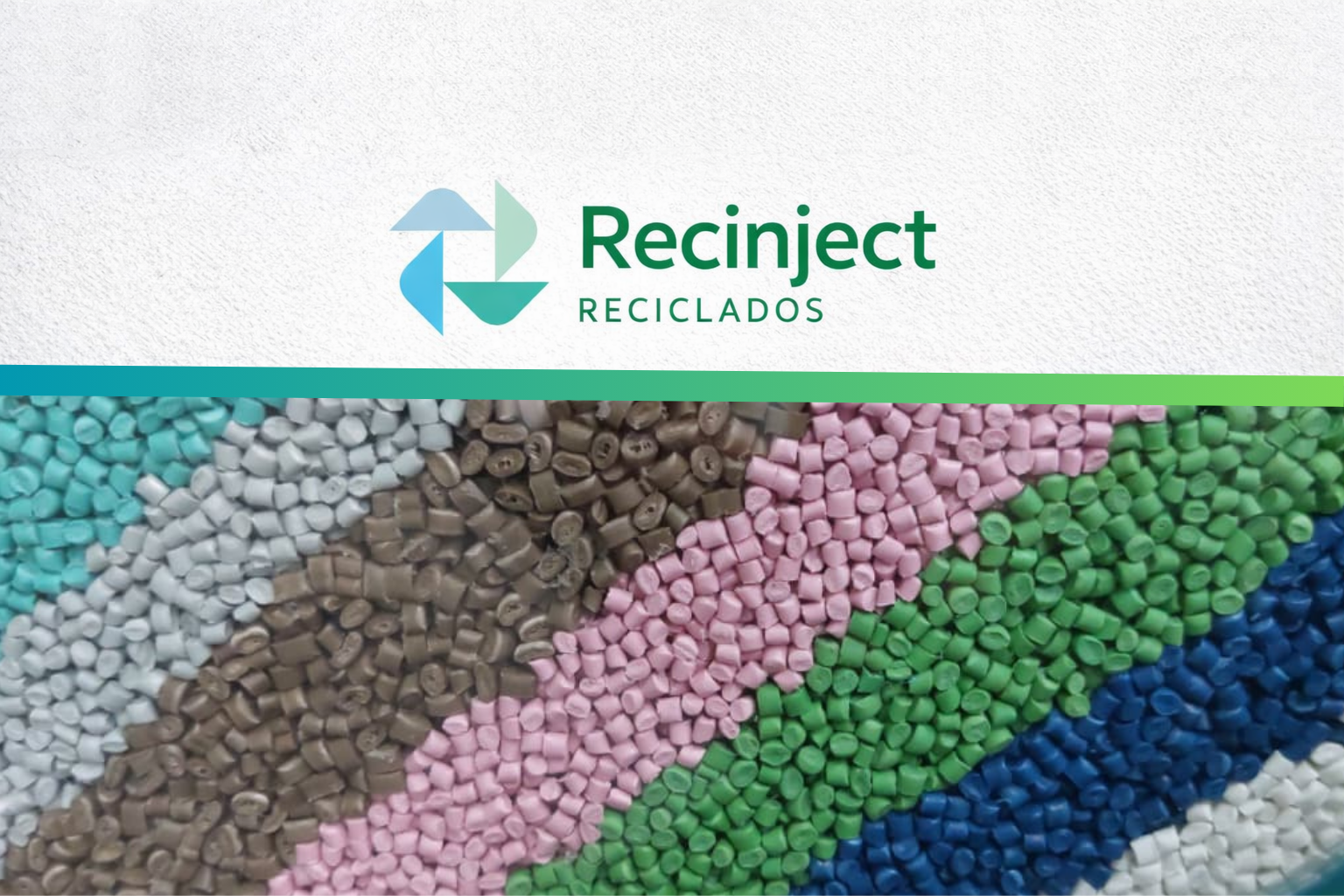 Granulado plástico azul sobre fundo claro